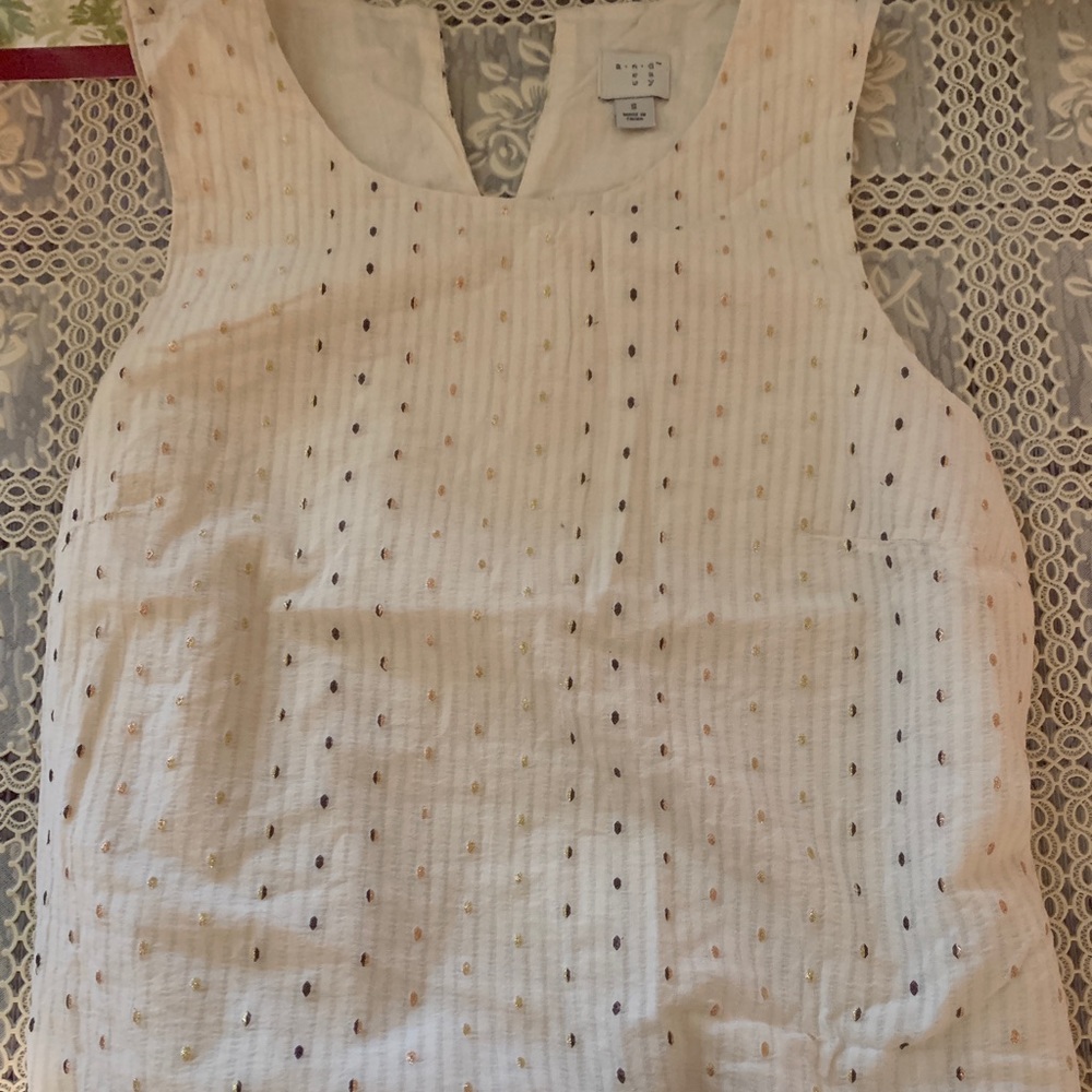 This is a cute shirt perfect for the summer!